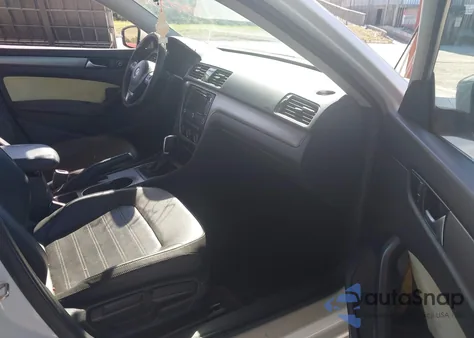 2015 Volkswagen Passat 1.8T Se z USA, uszkodzony, nr VIN 1VWBS7A31FC075556